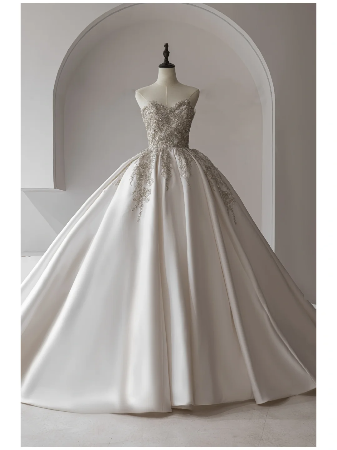 Elegant Modest Ball Gown Strapless Fitted Silver Beaded Appliques Corset Wedding Dress Long Bridal Gowns Wedding Dresses RB1115