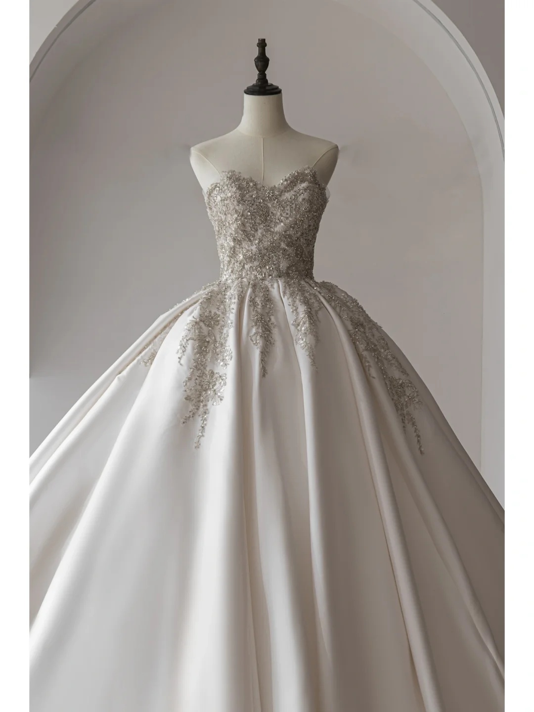 Elegant Modest Ball Gown Strapless Fitted Silver Beaded Appliques Corset Wedding Dress Long Bridal Gowns Wedding Dresses RB1115