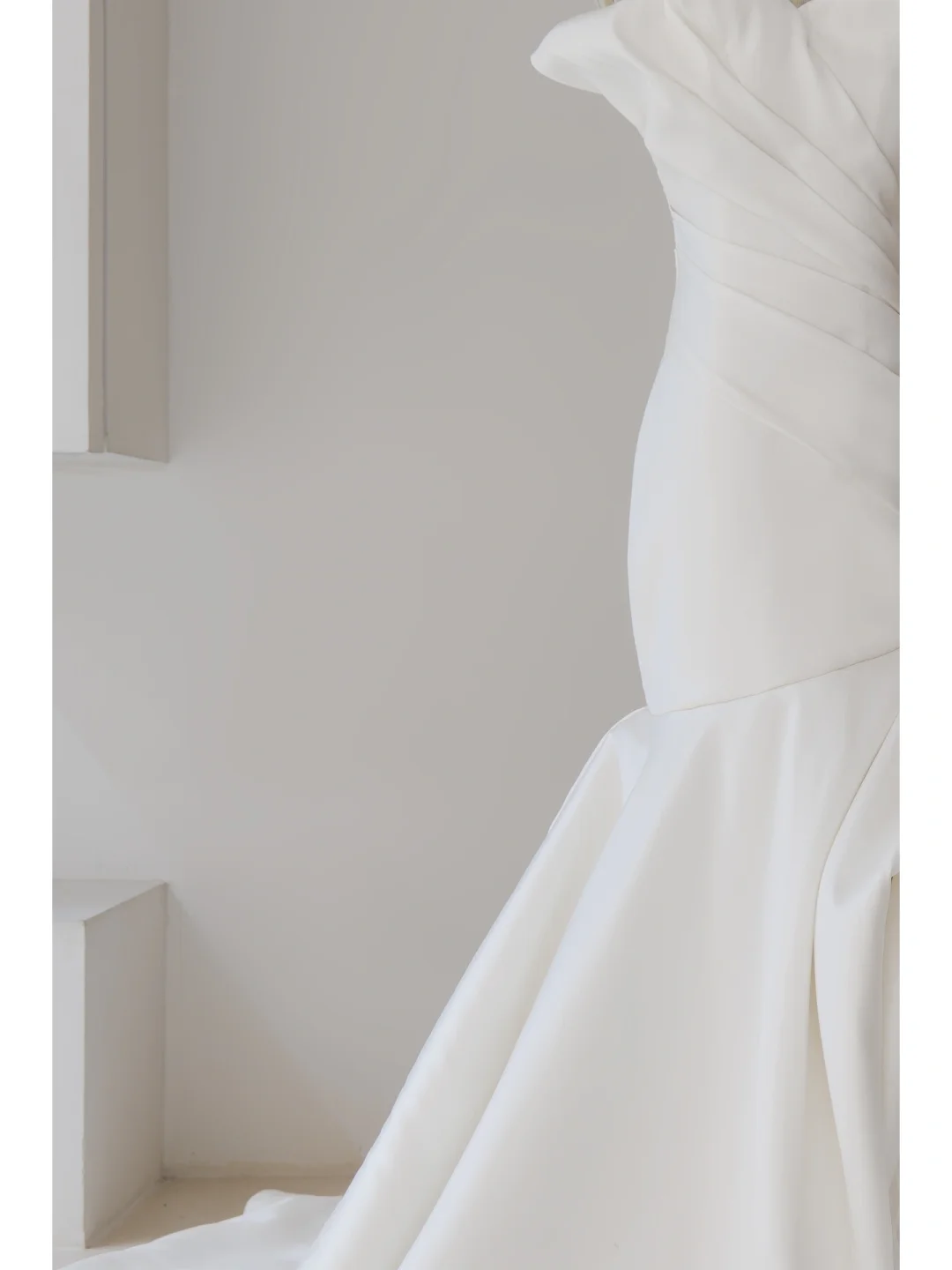 Robe de mariée sirène modeste en satin plissé, décolleté en cœur, corset, style longue, RB1116