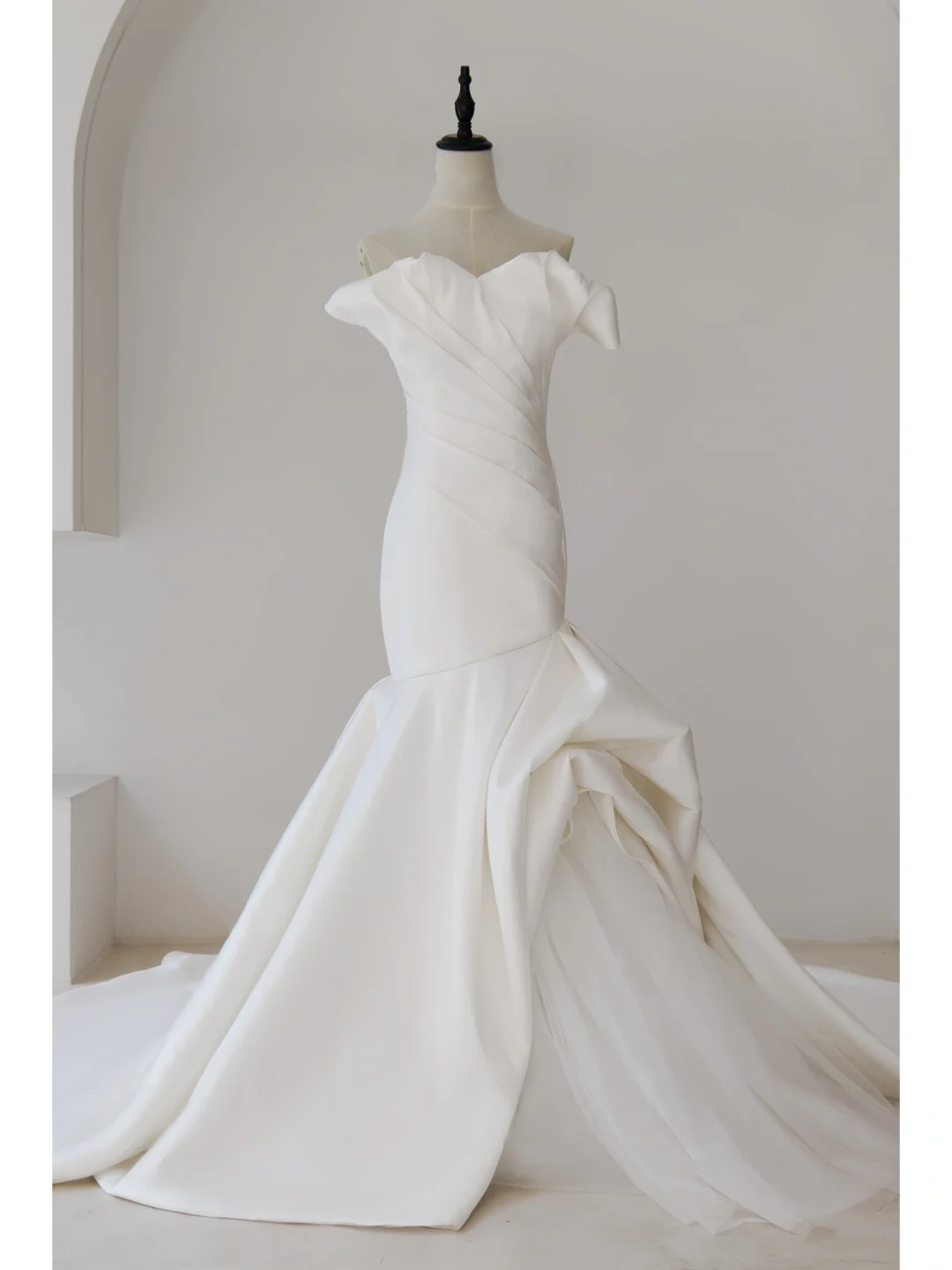 Robe de mariée sirène modeste en satin plissé, décolleté en cœur, corset, style longue, RB1116
