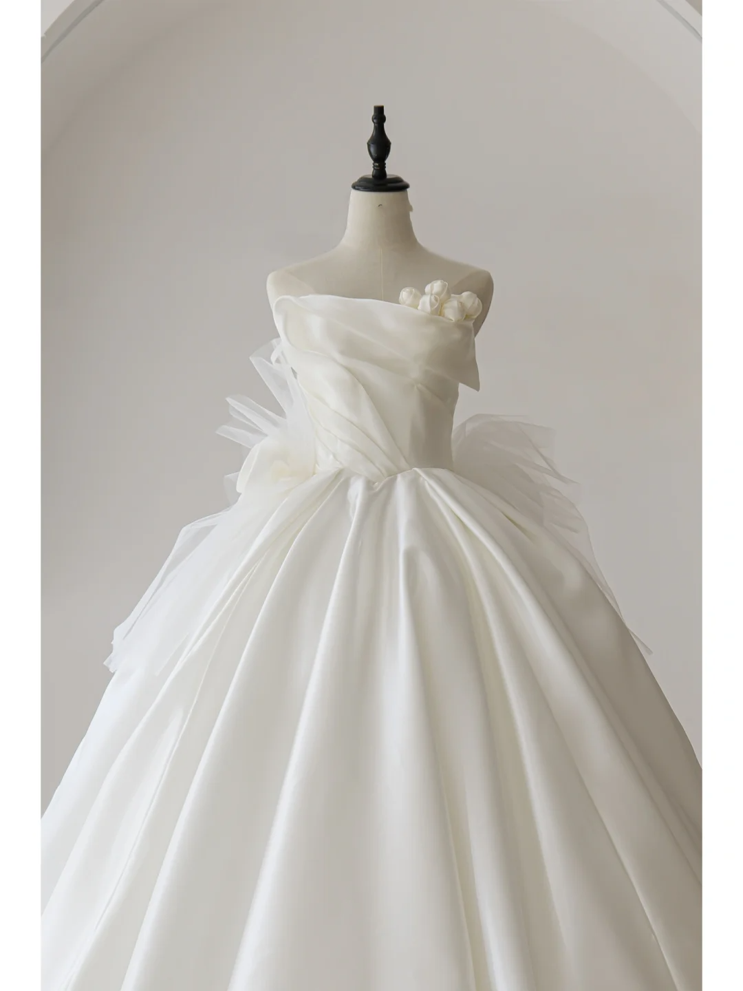 Timeless Modest Ball Gown Strapless Fitted Corset Solid White Wedding Dress Long Bridal Gowns Wedding Dresses RB1117