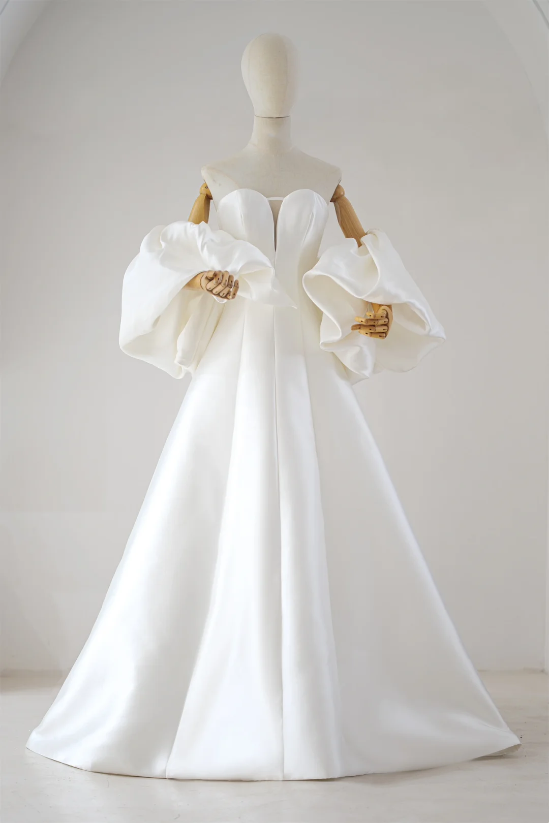 Robe de mariée blanche élégante et modeste, décolleté en cœur, en satin plissé, longue, RB1130