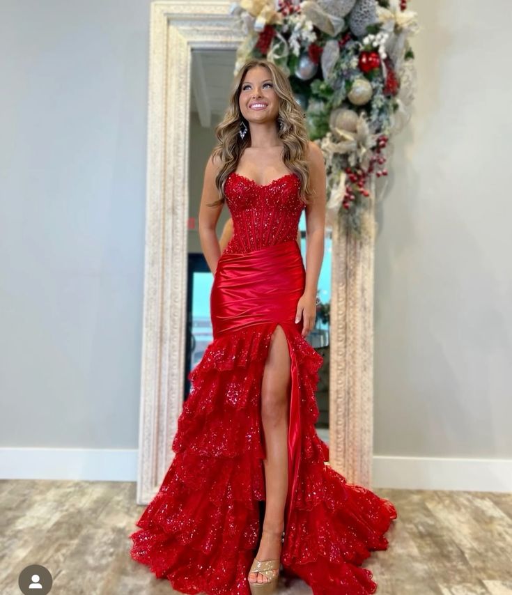 Robe de bal sirène modeste en dentelle rouge fendue et décolleté en cœur, robe de bal d'inspiration, robe de remise de diplôme RB1165