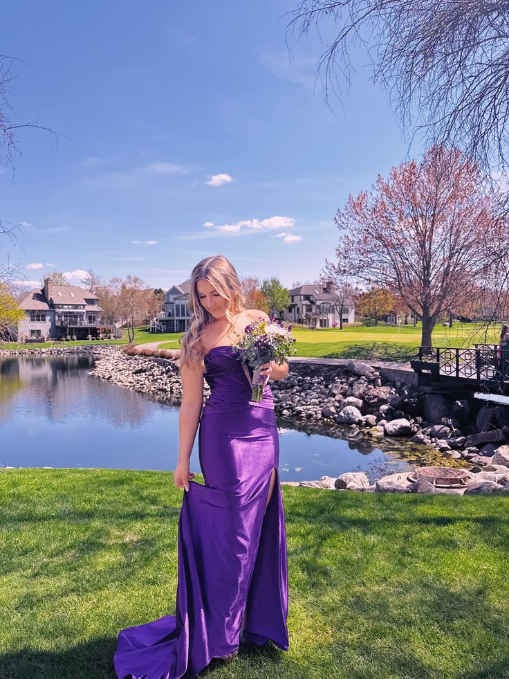 Robe de soirée sirène en satin violet avec décolleté en cœur et fente latérale, robe de bal élégante et élégante, tenue d'anniversaire, robe de remise de diplôme, RB1178