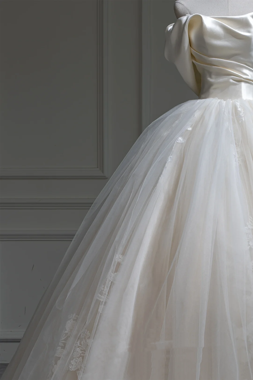 Modest Ball Gown Off The Shoulder Short Sleeves Fitted Lace Corset Wedding Dress Long Bridal Gown Wedding Dresses RB1206