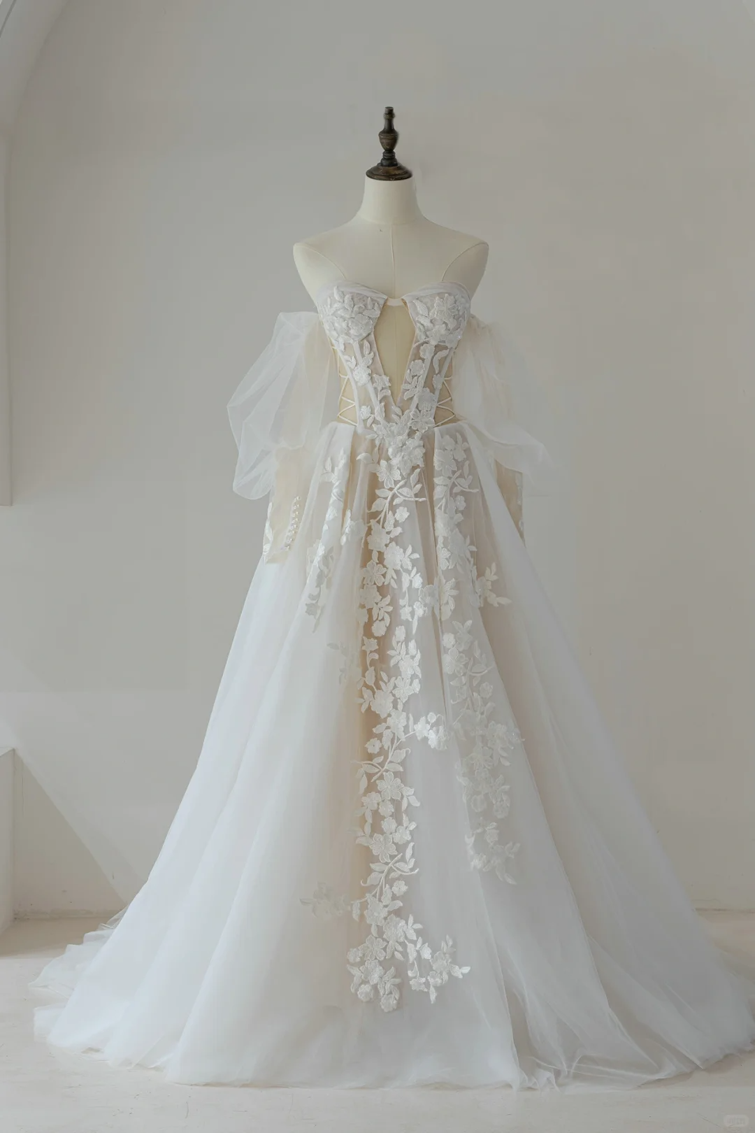 Robe de mariée élégante à manches longues et décolleté en cœur, coupe ajustée, corset en dentelle, robe de mariée longue, RB1208