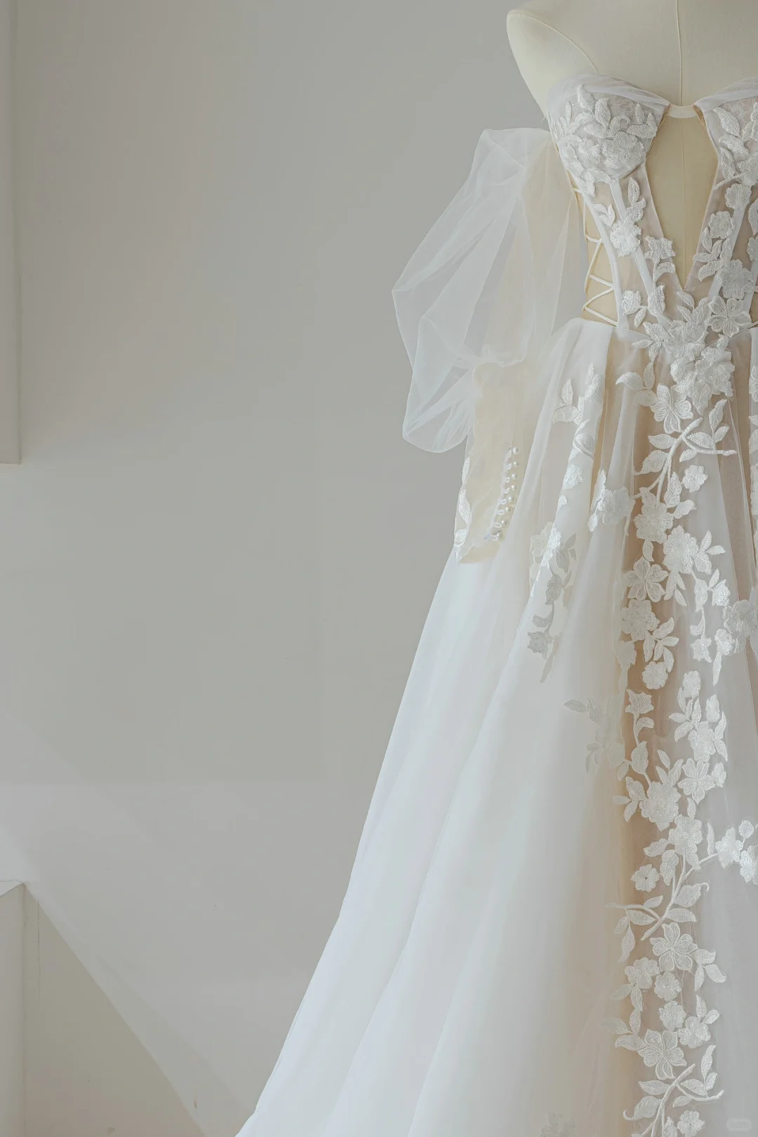 Robe de mariée élégante à manches longues et décolleté en cœur, coupe ajustée, corset en dentelle, robe de mariée longue, RB1208