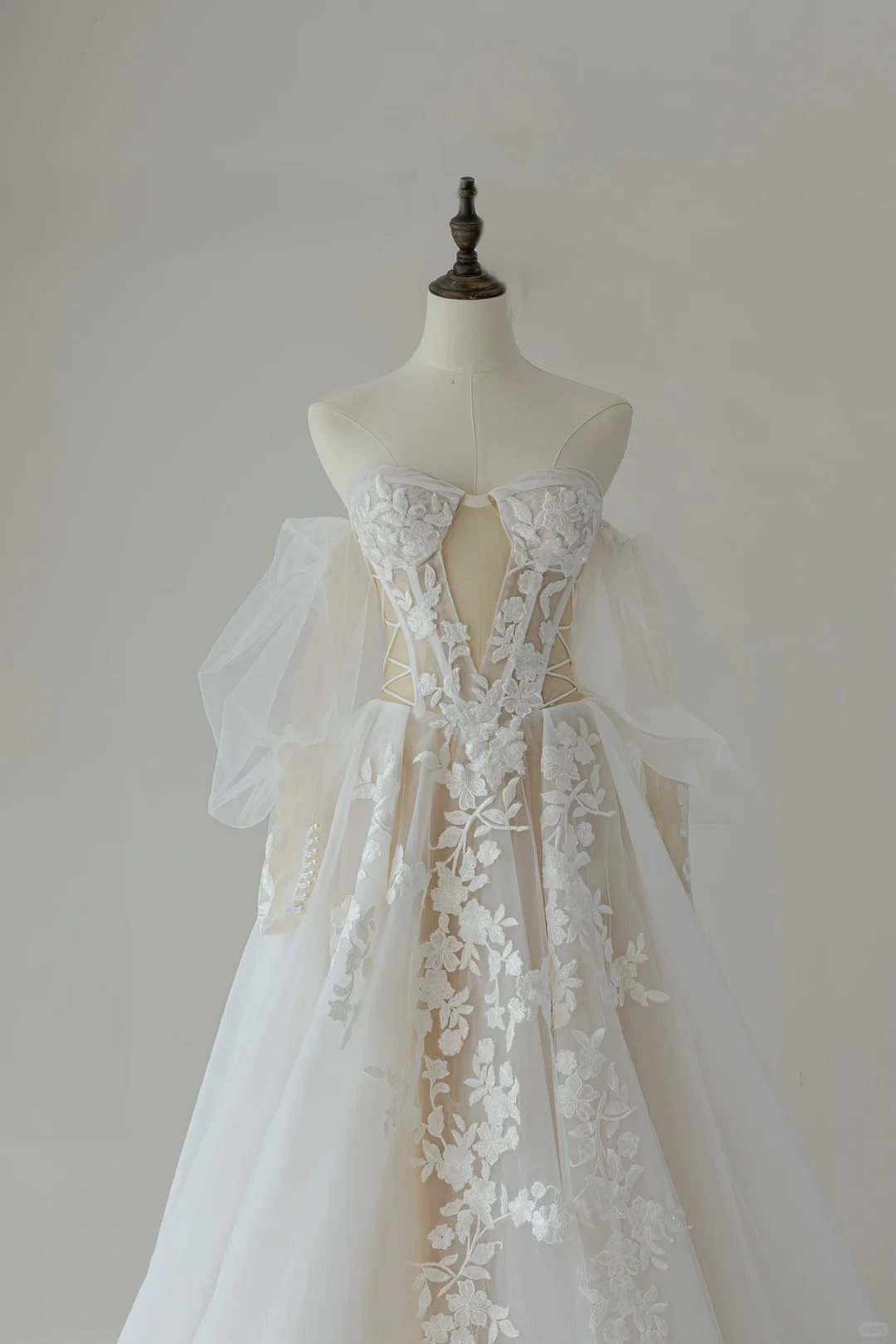 Robe de mariée élégante à manches longues et décolleté en cœur, coupe ajustée, corset en dentelle, robe de mariée longue, RB1208