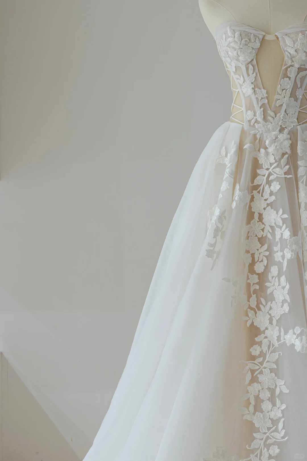 Robe de mariée élégante à manches longues et décolleté en cœur, coupe ajustée, corset en dentelle, robe de mariée longue, RB1208