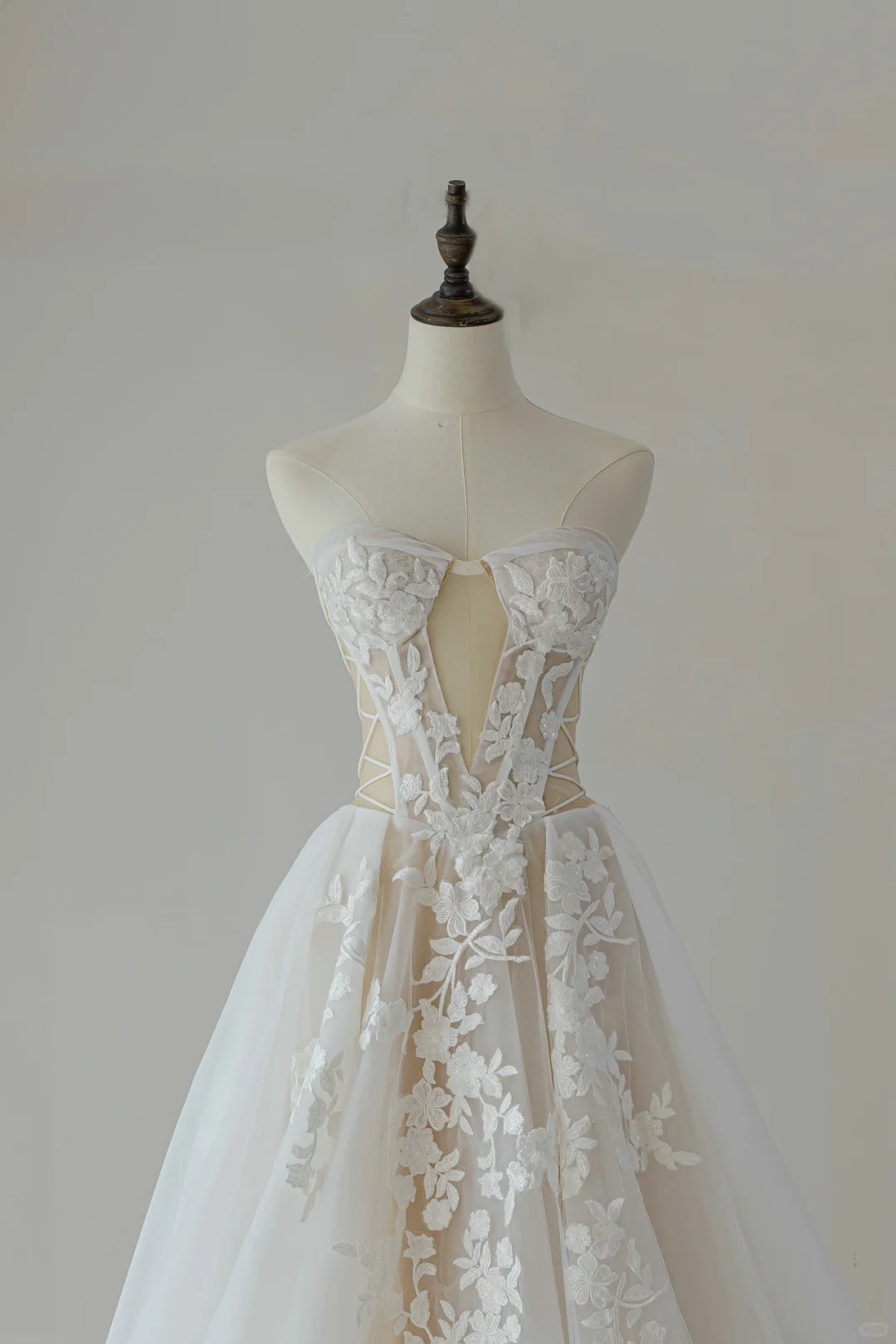 Robe de mariée élégante à manches longues et décolleté en cœur, coupe ajustée, corset en dentelle, robe de mariée longue, RB1208