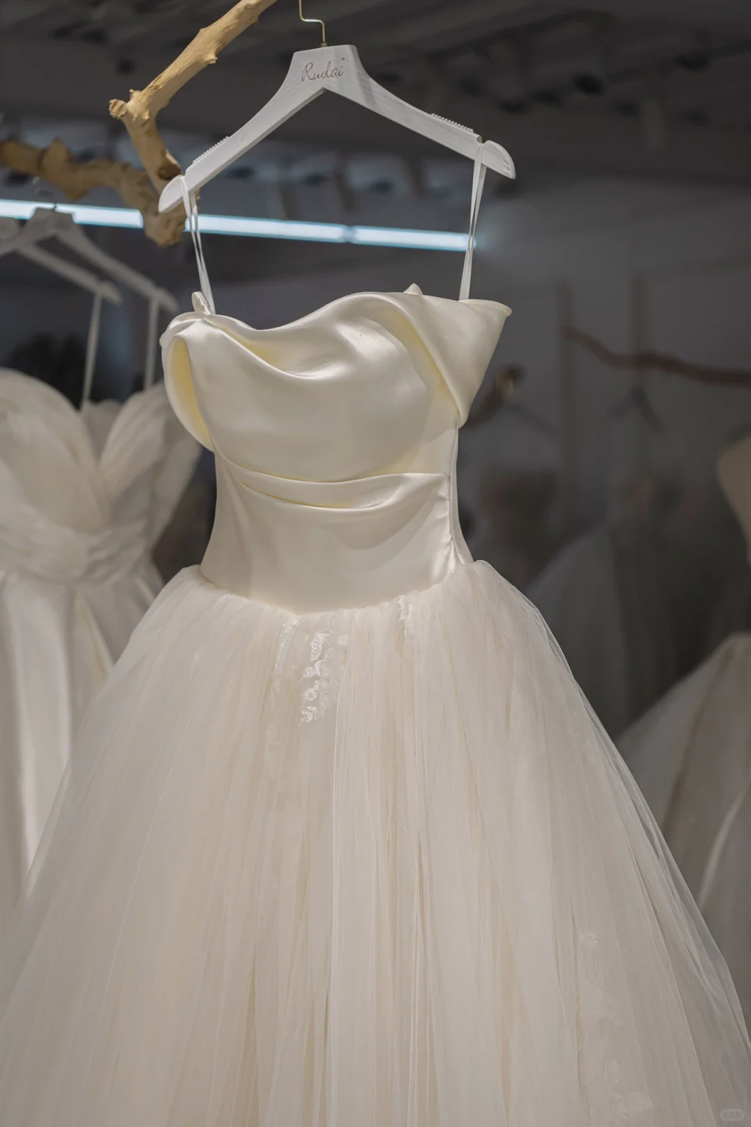 Charming Ball Gown Off The Shoulder Short Sleeves Fitted Lace Corset Wedding Dress Long Bridal Gown Wedding Dresses RB1212