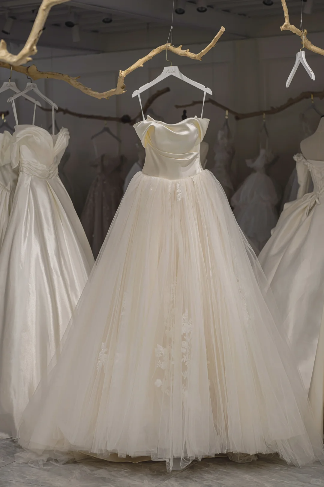 Charming Ball Gown Off The Shoulder Short Sleeves Fitted Lace Corset Wedding Dress Long Bridal Gown Wedding Dresses RB1212