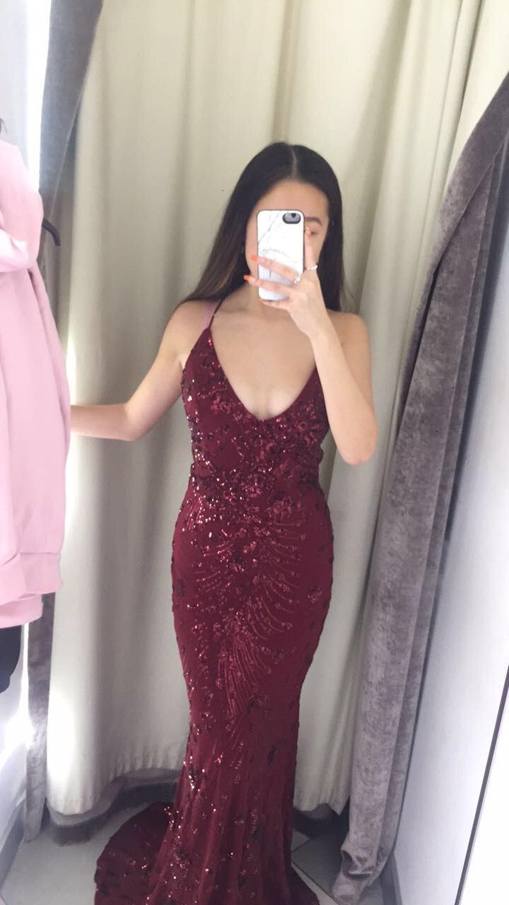 Superbe robe de bal sirène bordeaux à sequins et dentelle, col licou, longue, inspiration robes de bal RB1326