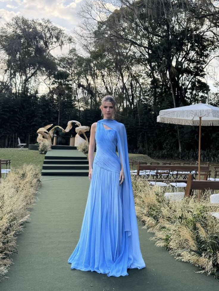 Robe de bal longue en mousseline plissée bleue, asymétrique, style sirène, sans manches, robe de bal inspirée RB1333