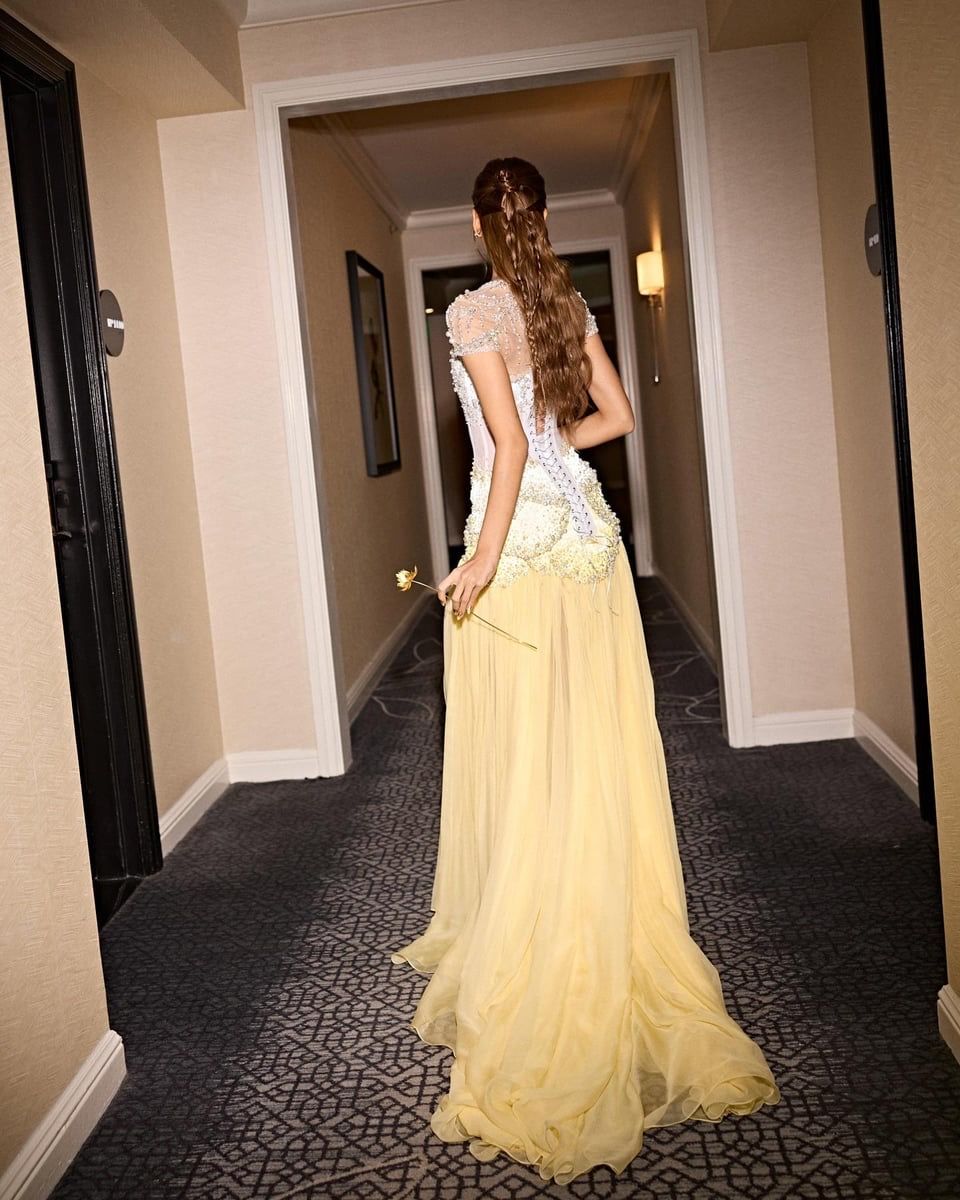 Magnifique robe de soirée sirène bustier longue en mousseline de soie jaune argentée et perlée RB1340