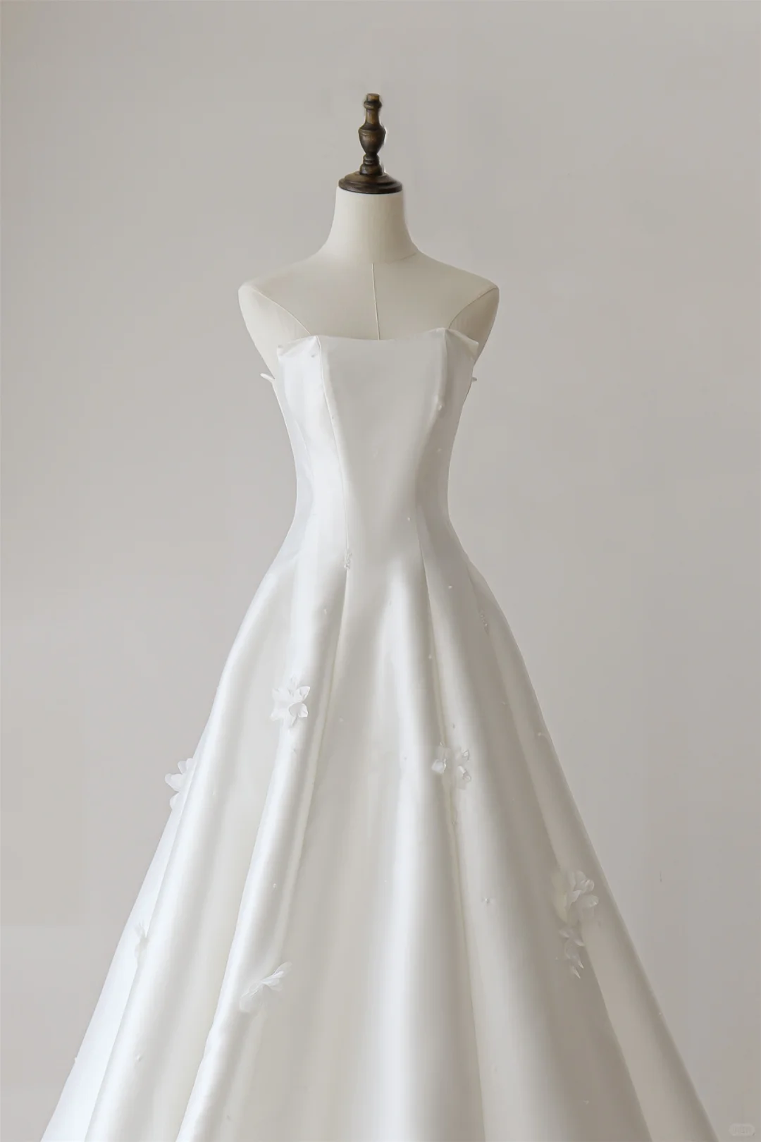 Stunning Ball Gown Strapless Fitted Corset Satin Wedding Dress Long Bridal Gown White Wedding Gowns RB1595