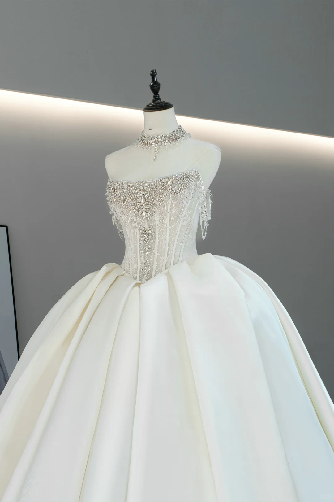 Superbe robe de bal bustier ajustée en satin, robe de mariée longue, robe de mariée blanche RB1597