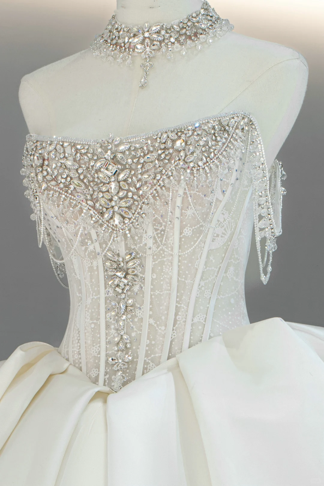 Superbe robe de bal bustier ajustée en satin, robe de mariée longue, robe de mariée blanche RB1597