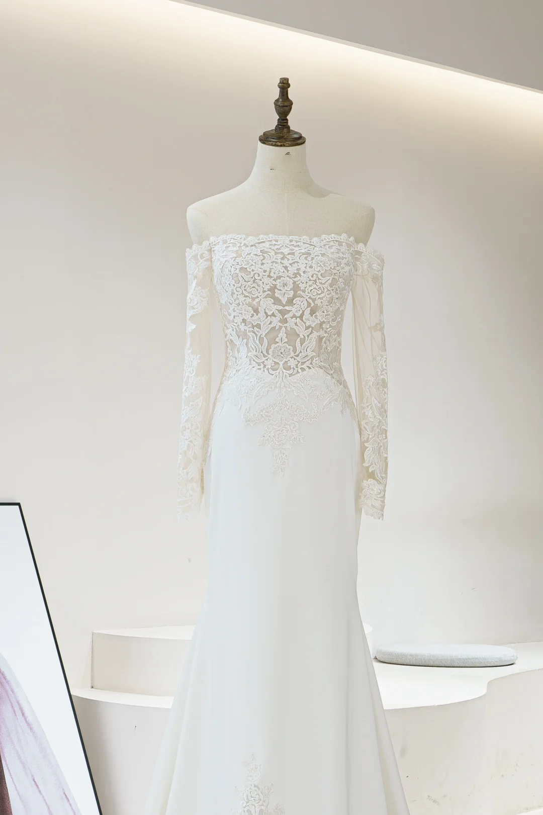 Robe de mariée sirène en dentelle blanche, épaules dénudées, corset ajusté, manches longues, longue, RB1604