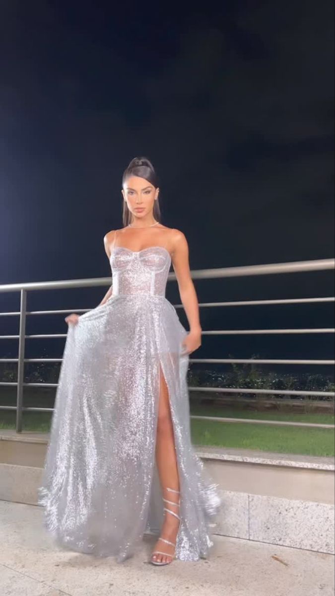 Robe de bal simple à bretelles spaghetti et paillettes blanches, coupe trapèze, tenue de soirée élégante pour un 16e anniversaire (RB1669)
