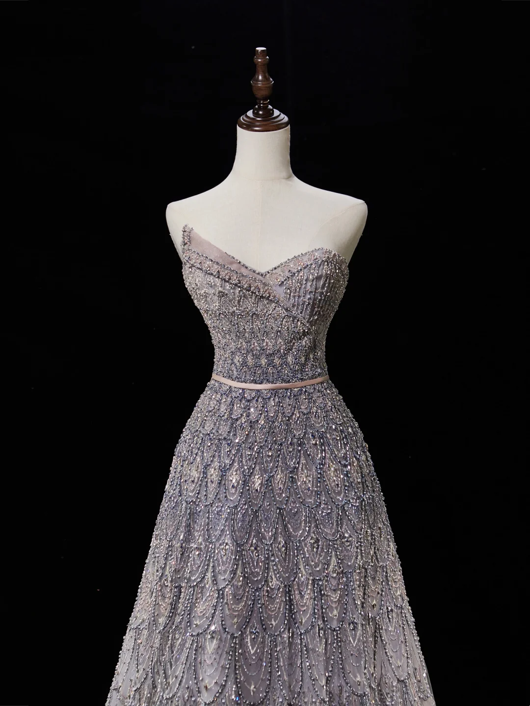 Robe de mariée longue et luxueuse, coupe trapèze, décolleté en cœur, sans manches, à paillettes et perles, ajustée, RB1877