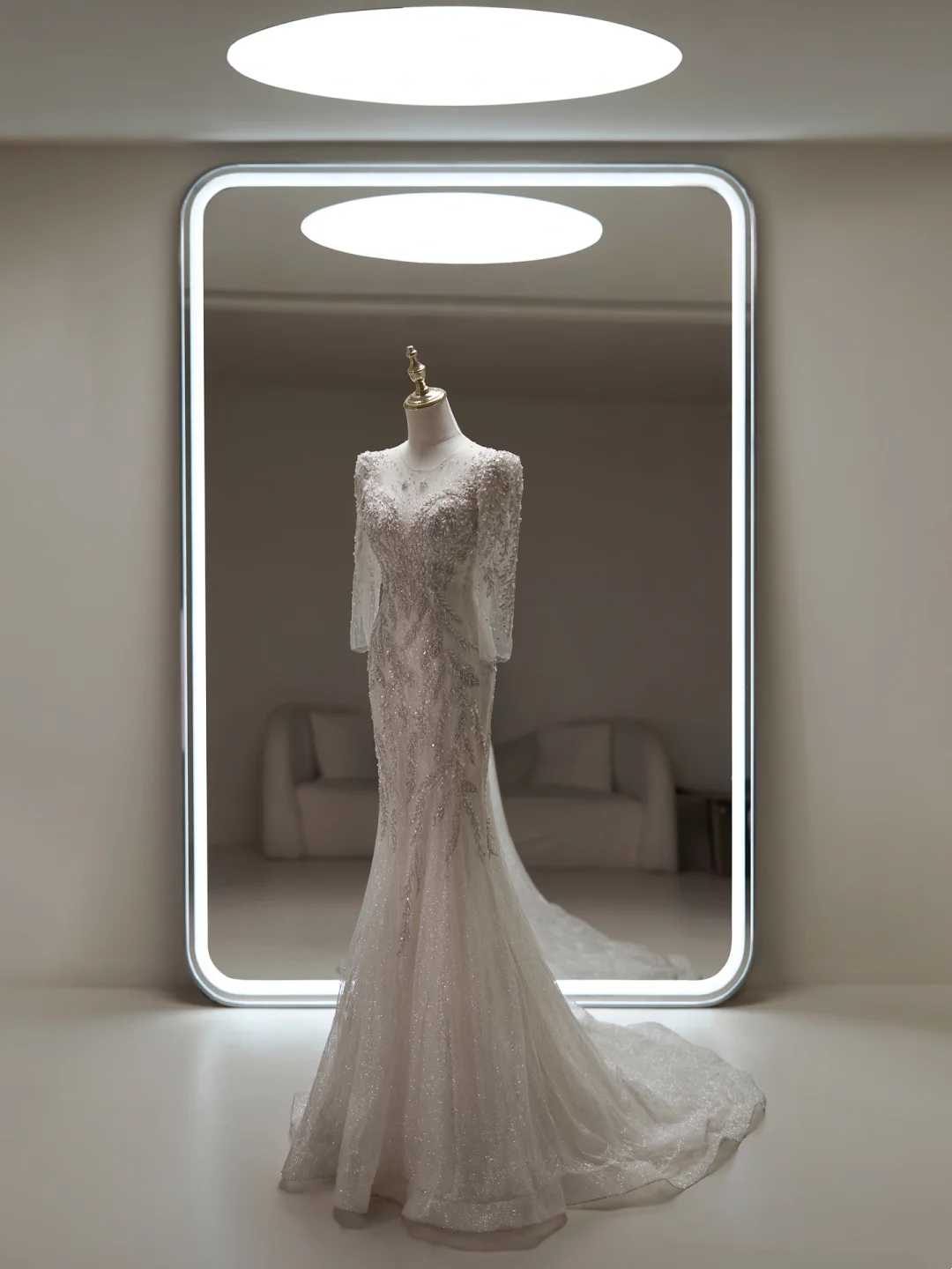Robe de mariée sirène à encolure dégagée et manches longues, en dentelle et sequins, coupe ajustée, blanche, RB1898