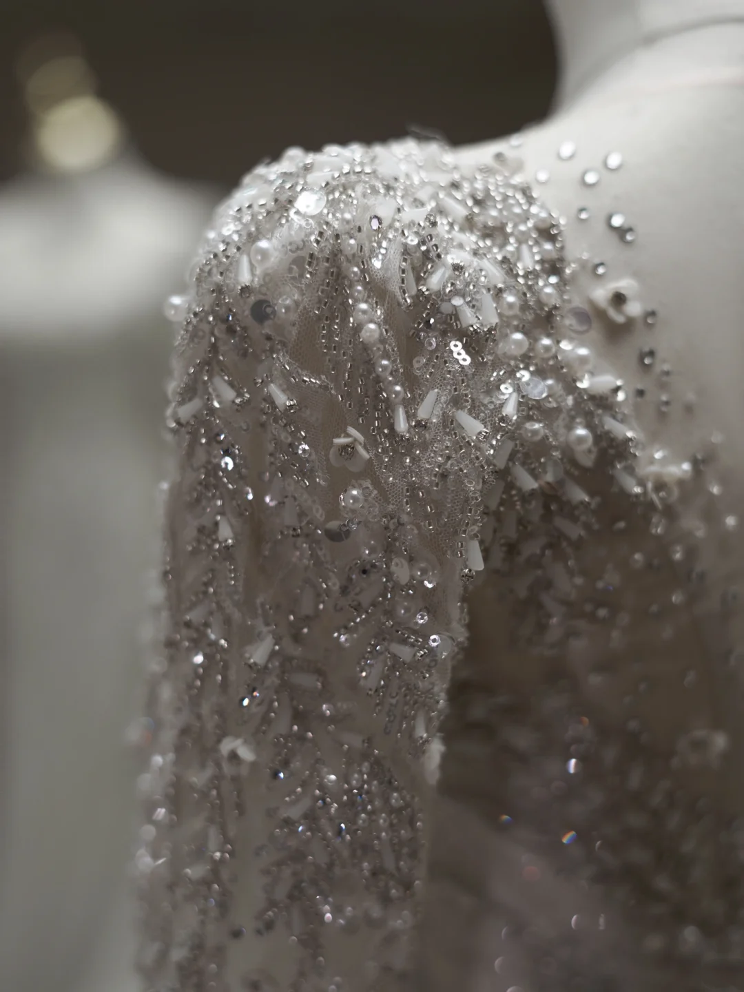 Robe de mariée sirène à encolure dégagée et manches longues, en dentelle et sequins, coupe ajustée, blanche, RB1898