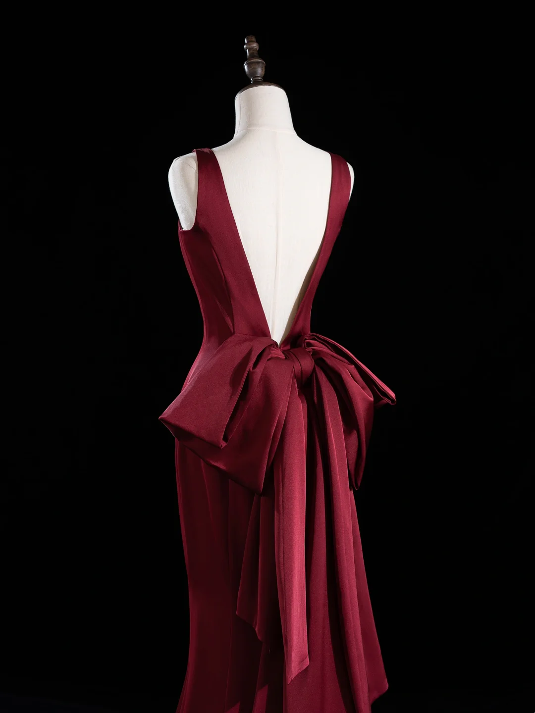Robe de bal longue en satin bordeaux, col en V, style sirène chic, tenue de bal pour un 18e anniversaire, RB1917