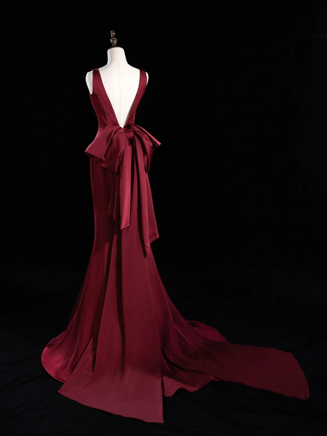 Robe de bal longue en satin bordeaux, col en V, style sirène chic, tenue de bal pour un 18e anniversaire, RB1917