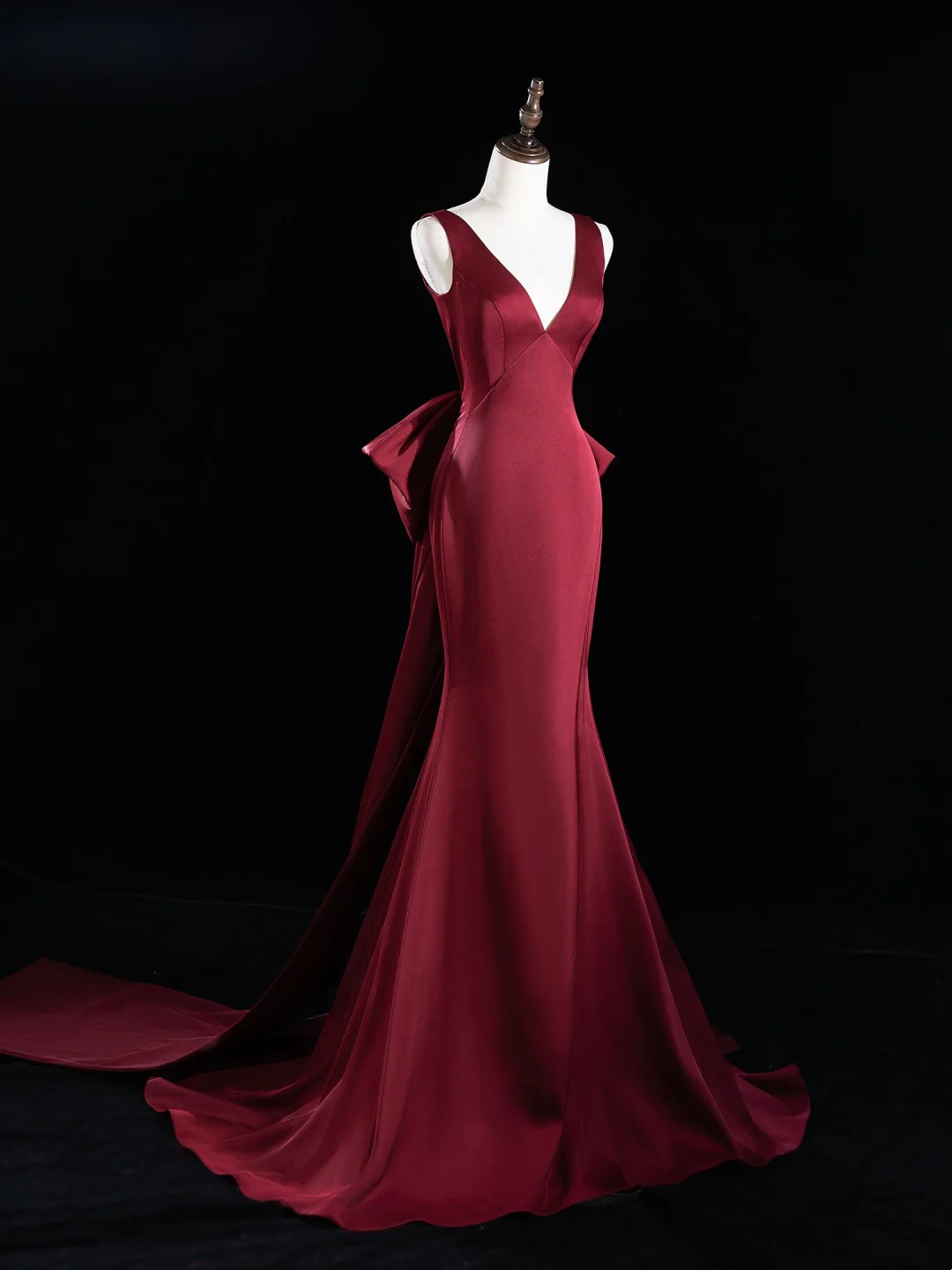 Robe de bal longue en satin bordeaux, col en V, style sirène chic, tenue de bal pour un 18e anniversaire, RB1917