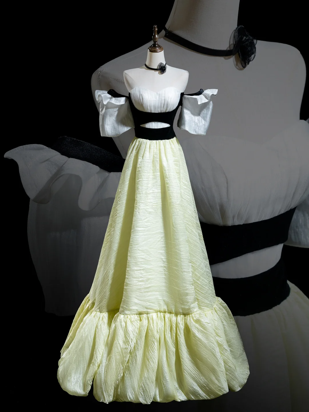 Robe de bal élégante en satin à épaules dénudées et coupe trapèze, tenue de soirée pour 18 ans, RB1924
