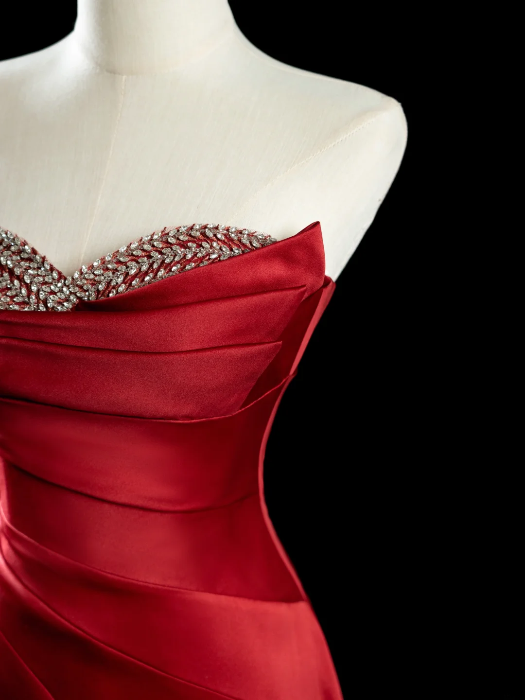 Robe de bal chic en satin rouge avec décolleté en cœur et perles, tenue de bal esthétique pour seniors, tenue de cérémonie, robe de remise de diplôme RB1946