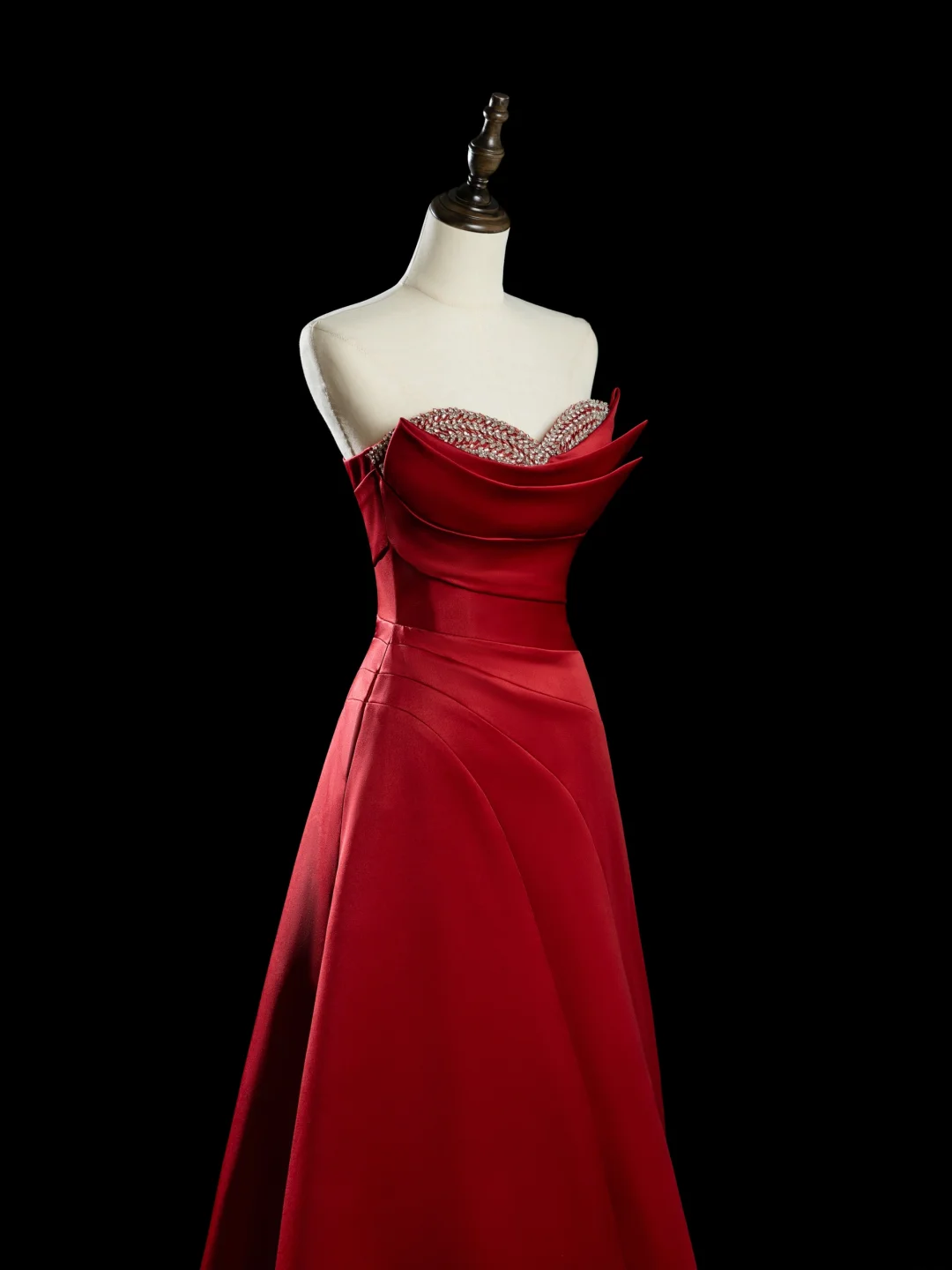 Robe de bal chic en satin rouge avec décolleté en cœur et perles, tenue de bal esthétique pour seniors, tenue de cérémonie, robe de remise de diplôme RB1946