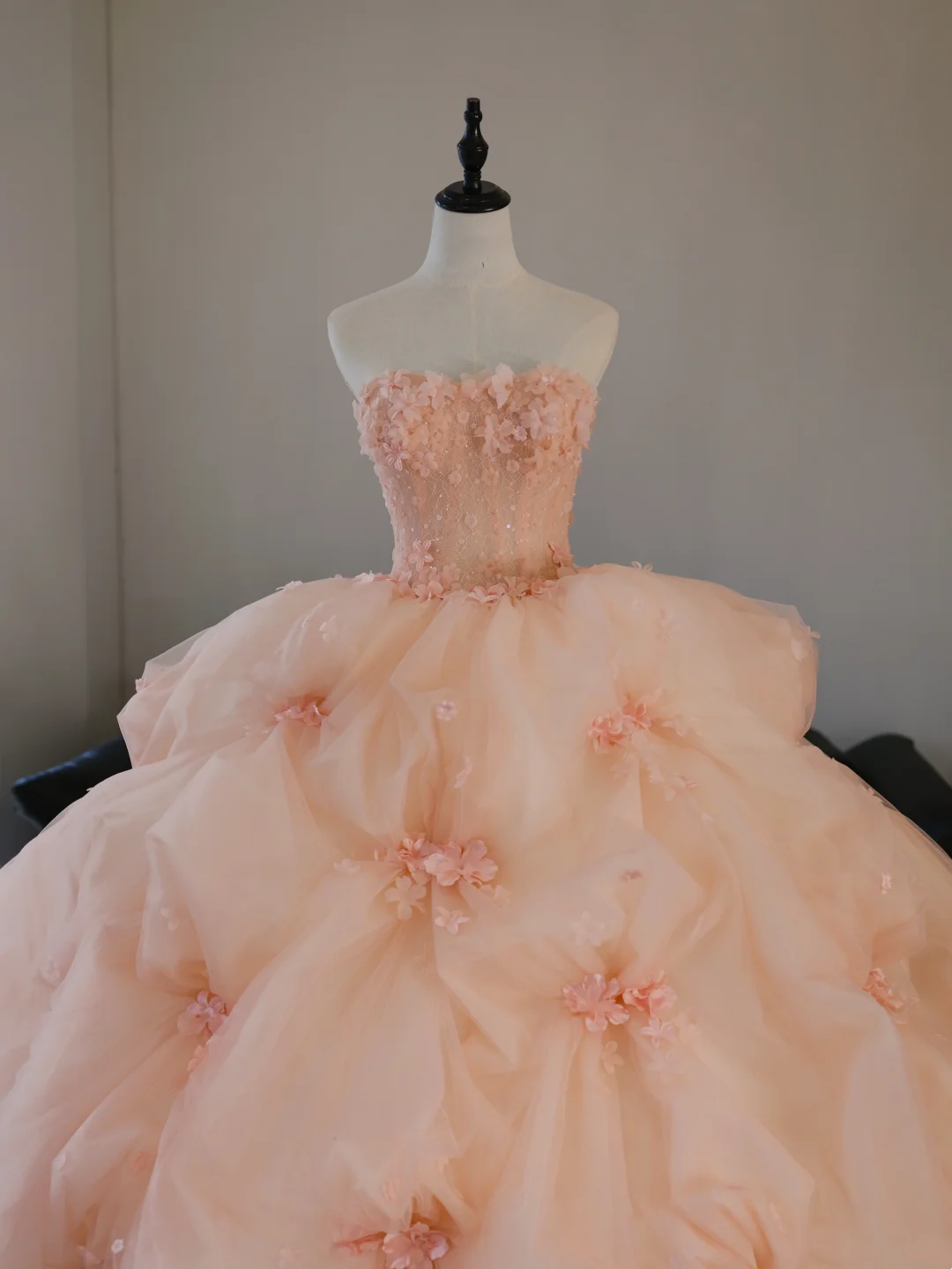 Niedliches, trägerloses Ballkleid aus rosa Tüll mit Blumenmuster, langes Abendkleid für Sweet 15 und 16, AB595