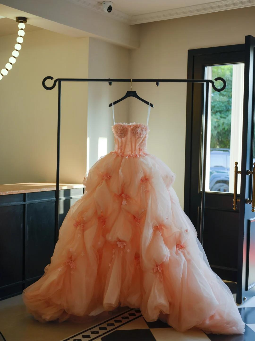Niedliches, trägerloses Ballkleid aus rosa Tüll mit Blumenmuster, langes Abendkleid für Sweet 15 und 16, AB595
