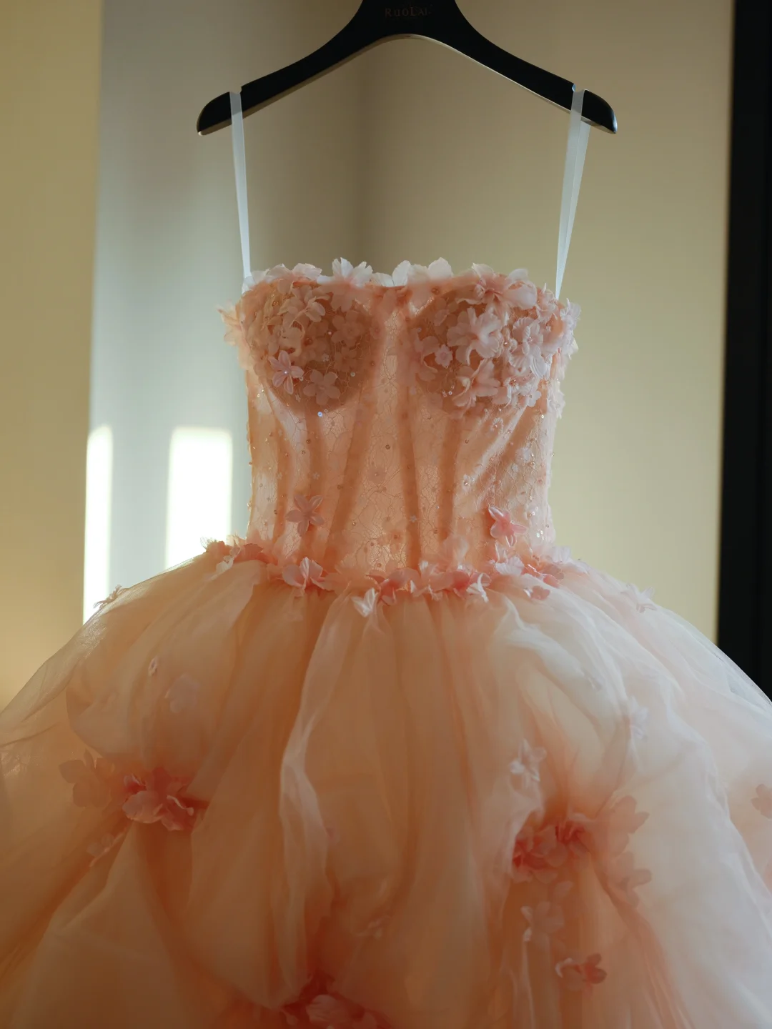 Niedliches, trägerloses Ballkleid aus rosa Tüll mit Blumenmuster, langes Abendkleid für Sweet 15 und 16, AB595