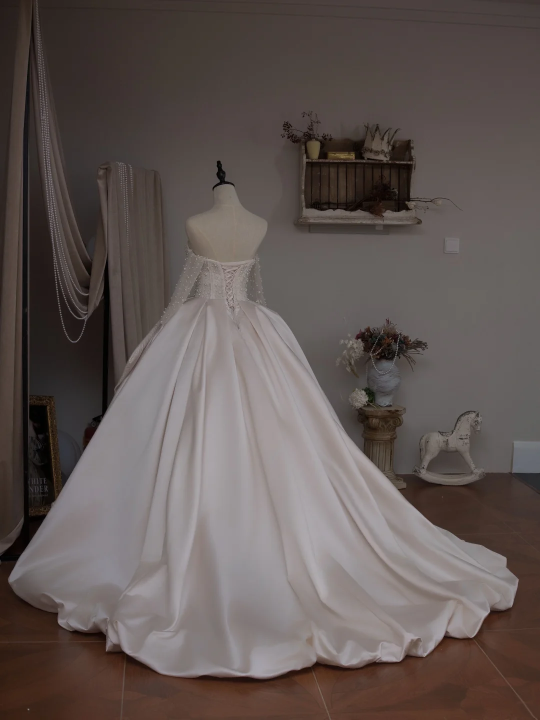 Robe de bal princesse épaules dénudées manches longues satin ajusté corset longue robe de mariée robes de mariée robes de mariée blanches RB2025