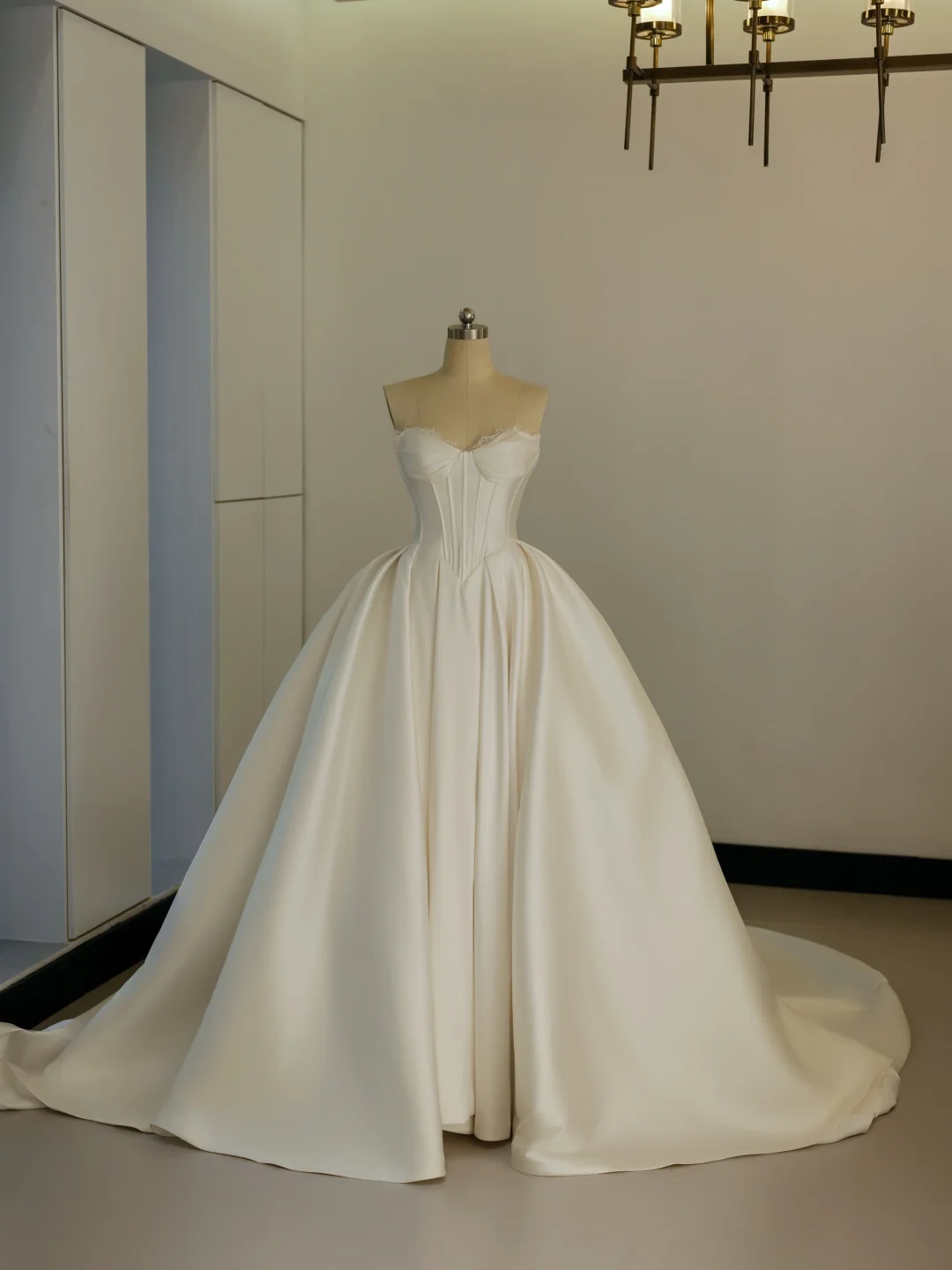 Robe de mariée princesse en satin, décolleté en cœur, sans manches, coupe ajustée, corset, longue, blanche, RB2030