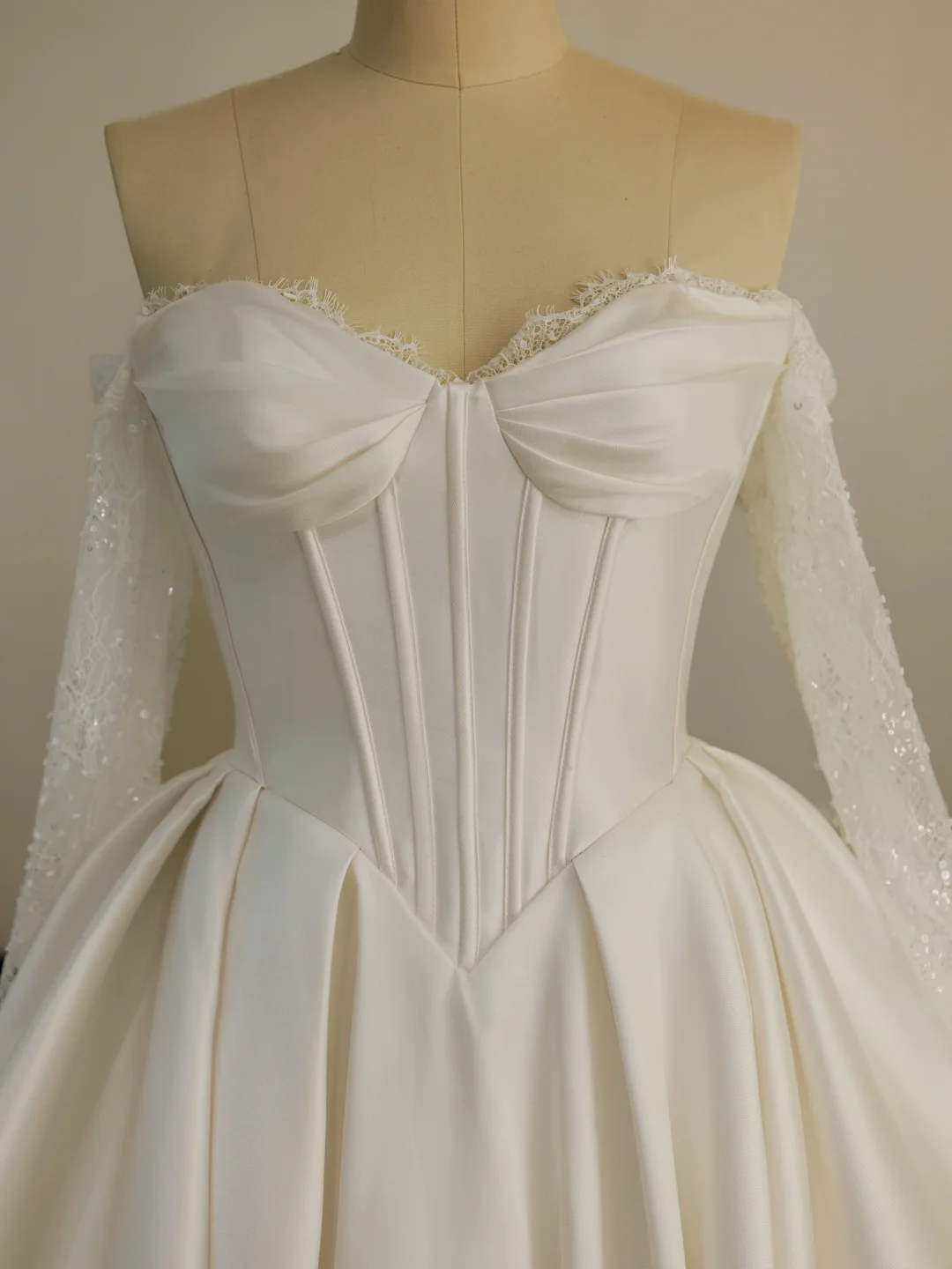 Robe de mariée princesse en satin, décolleté en cœur, sans manches, coupe ajustée, corset, longue, blanche, RB2030