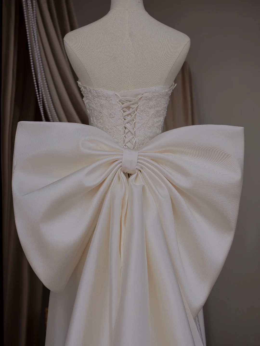 Robe de mariée princesse bustier sans manches avec nœud, corset ajusté en satin, robe longue blanche RB2033