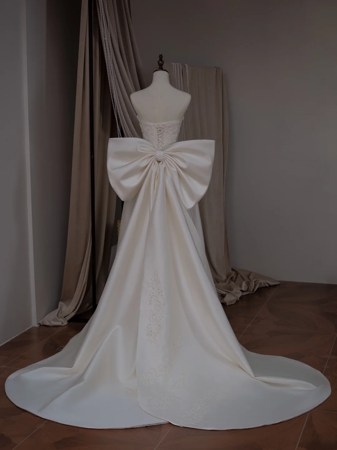 Robe de mariée princesse bustier sans manches avec nœud, corset ajusté en satin, robe longue blanche RB2033