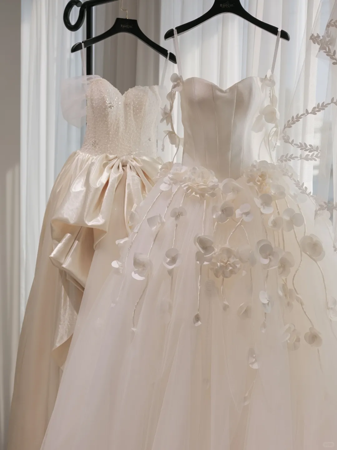 Robe de bal intemporelle à bretelles spaghetti, sans manches, en tulle, corset ajusté, longue robe de mariée, robes de mariée blanches RB2037