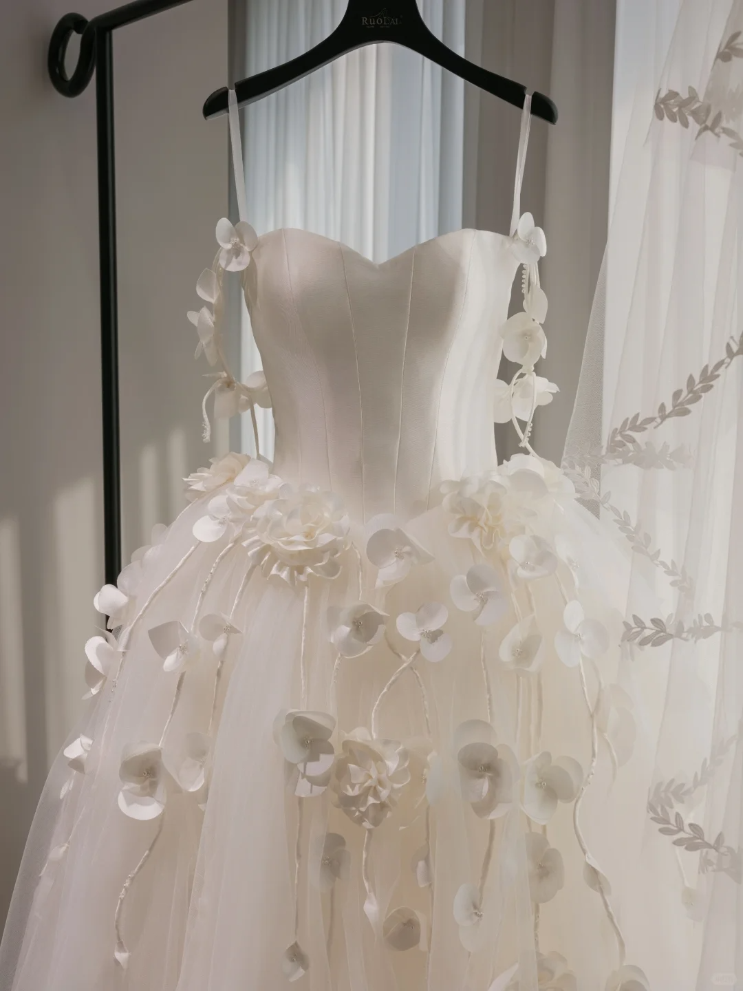 Robe de bal intemporelle à bretelles spaghetti, sans manches, en tulle, corset ajusté, longue robe de mariée, robes de mariée blanches RB2037