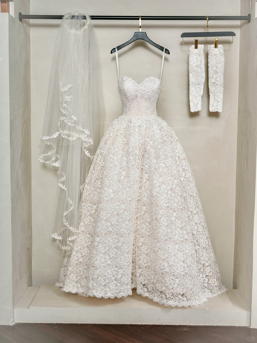 Robe de mariée longue en dentelle, décolleté en cœur, sans manches, coupe ajustée, corset, RB2053