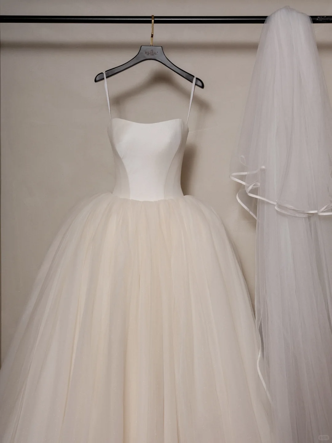 Modest Ball Gown Strapless Sleeveless White Fitted Corset Long Wedding Dress Bride Gowns Wedding Dresses RB2068