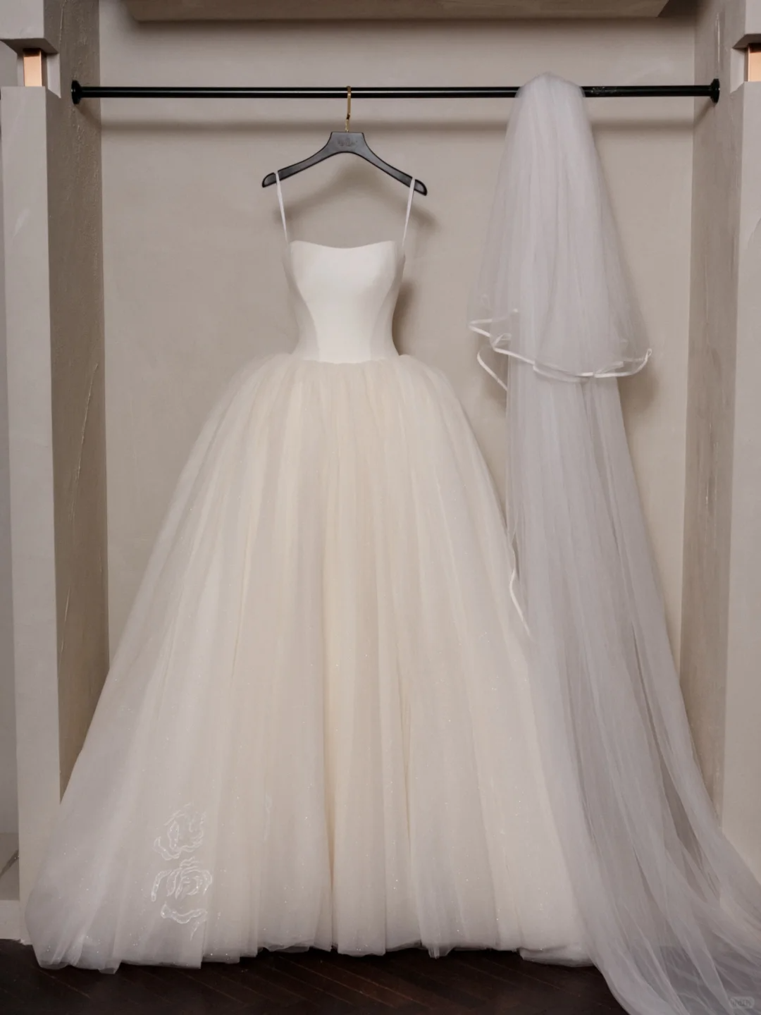 Modest Ball Gown Strapless Sleeveless White Fitted Corset Long Wedding Dress Bride Gowns Wedding Dresses RB2068