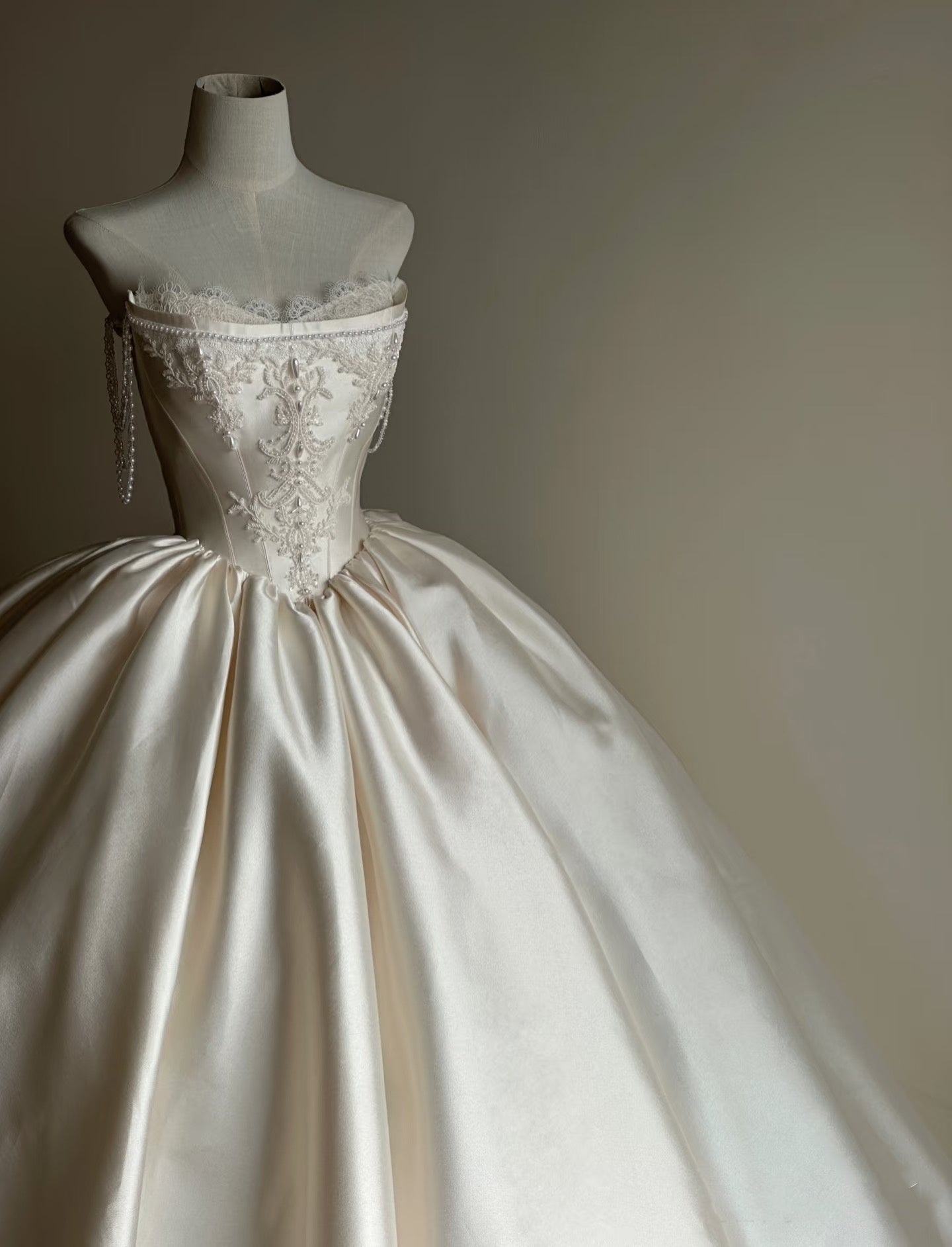 Robe de mariée luxueuse en satin et dentelle, décolleté en cœur, style conte de fées, longue, RB2840