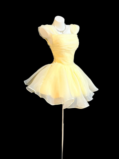 Süßes Ballkleid Eckiger Ausschnitt Gelbes Mini-Senioren-Outfit Kurze Geburtstags-17. Party-Outfits Formelle Heimkehrkleider RB3101