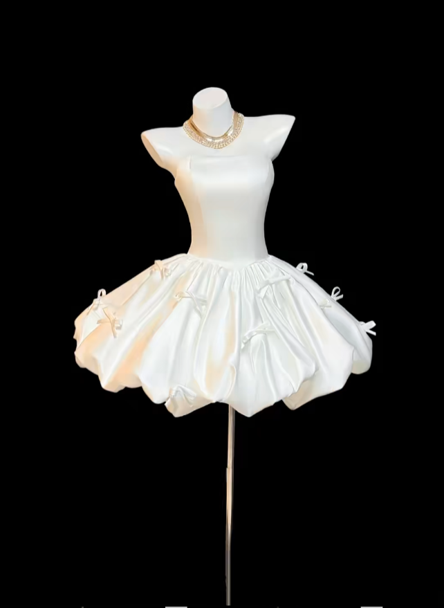Jolie robe de bal bustier en satin blanc pour la remise des diplômes, inspiration tenues courtes pour le 15e anniversaire, robes de bal de promo RB3107