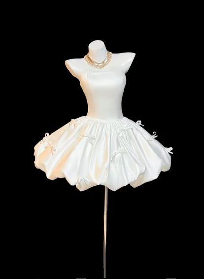 Jolie robe de bal bustier en satin blanc pour la remise des diplômes, inspiration tenues courtes pour le 15e anniversaire, robes de bal de promo RB3107